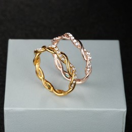 Женское витое кольцо с камнями