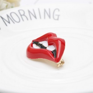 Металлический значок Lips