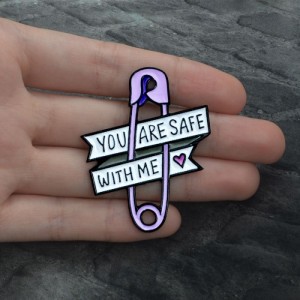 Металлический значок You are safe with me