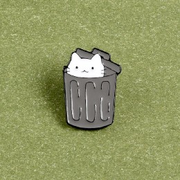 Металлический значок Котик в мусорке