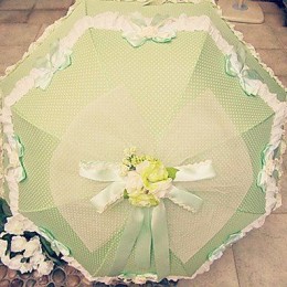 Зеленый зонт в белый горошек