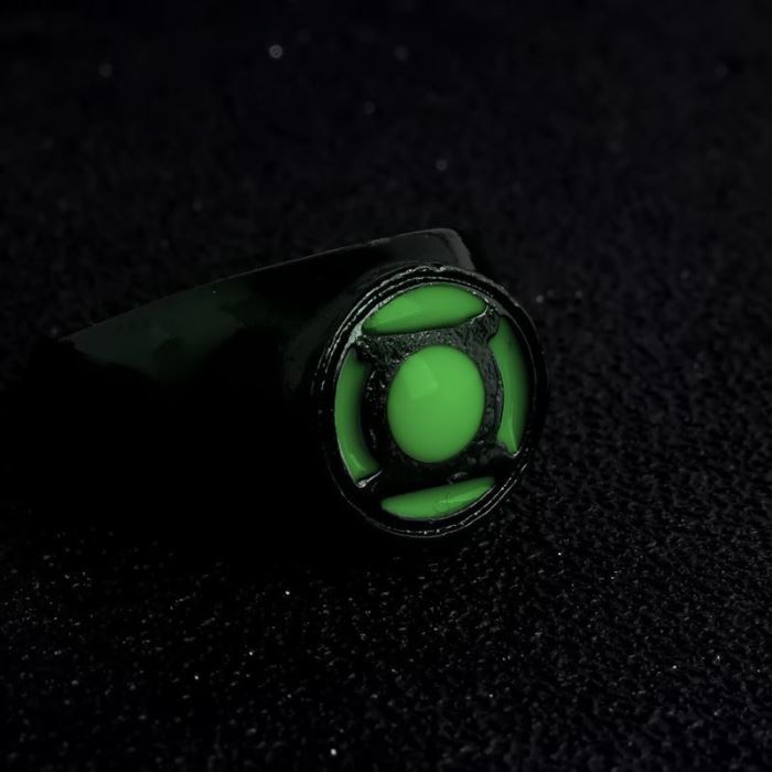 Кольцо зеленого фонаря. Зеленый фонарик. Фонарик зеленого свечения. Зелëное светящееся коль. Зеленый фонарь купить